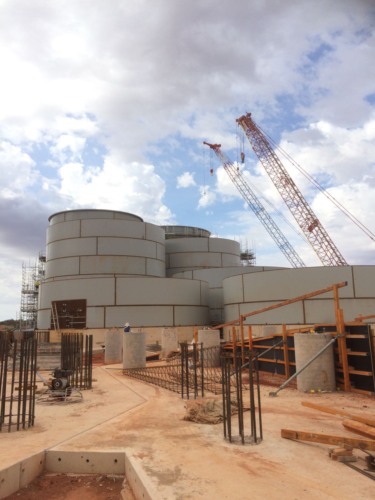 Tank farm construction with crawler cranes